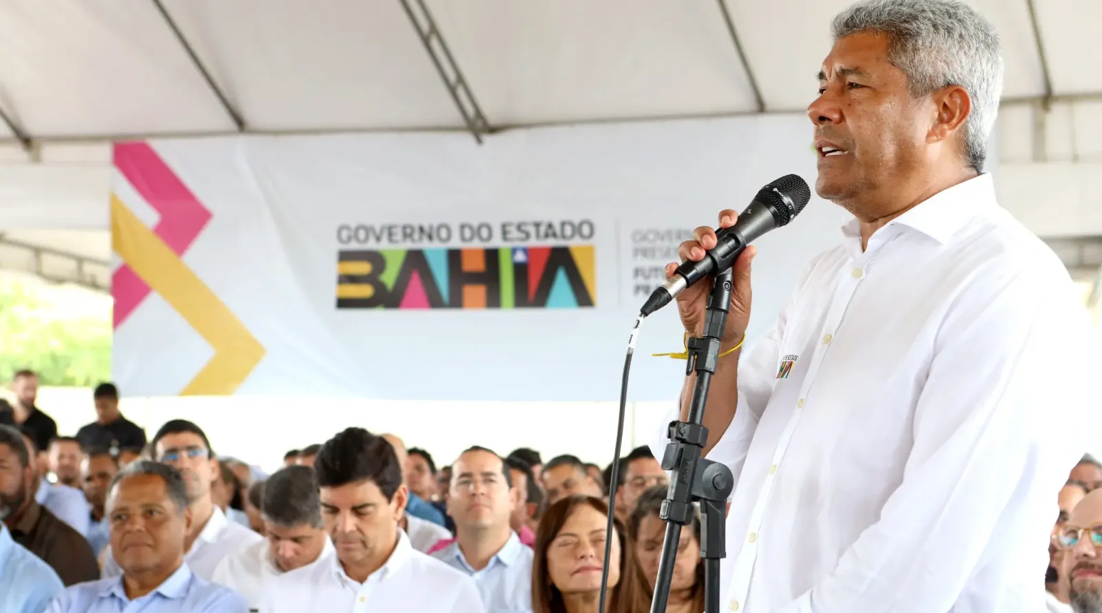Governador da Bahia: Bolsonaro deveria ser jogado por retroescavadeira na vala