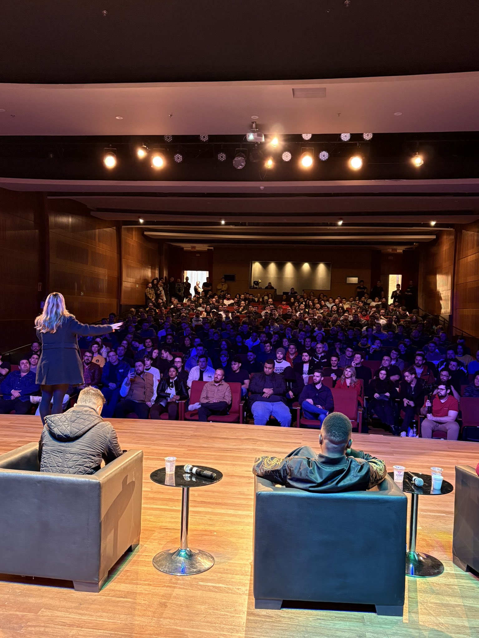 MBL lota Teatro Regina Vogue em Curitiba com congresso que reuniu lideranças e debatedores